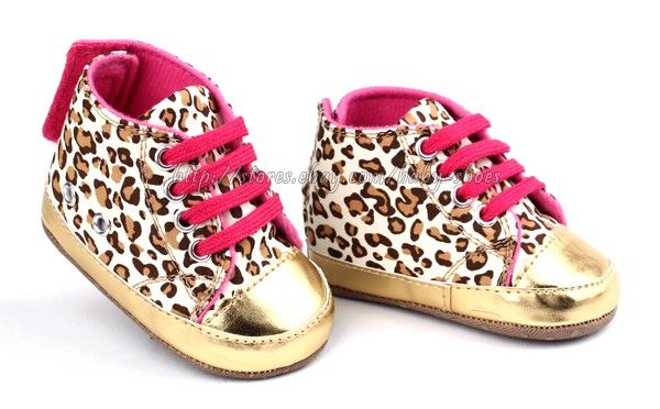 Tênis leopardo dourado